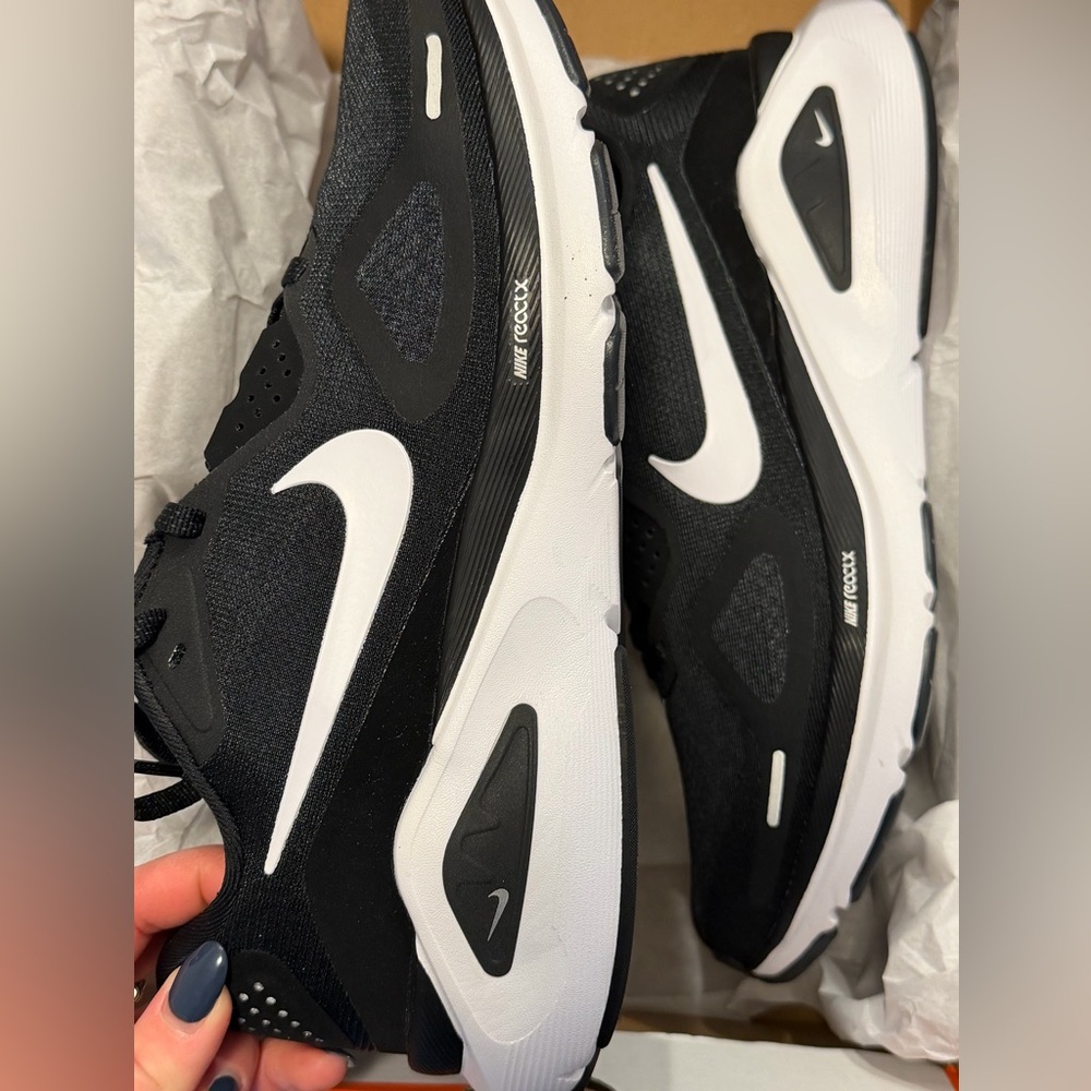 Nike Structures 26 - Black and White Running Shoes
WOMENS SIZE 7.5
MENS SIZE 6 - Picture 3 of 3